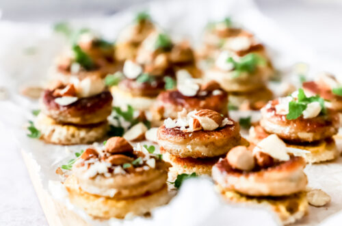 bovenaanzicht van toastjes met goudbruin gebakken schijfjes witte pens. Afgewerkt met grof gehakte amandelen en versnipperde peterselie