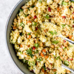 grote kom met bulgursalade met mozzarella, munt, amandelen en kikkererwten en granaatappel