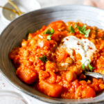 Bord met curry van quinoa en groentjes