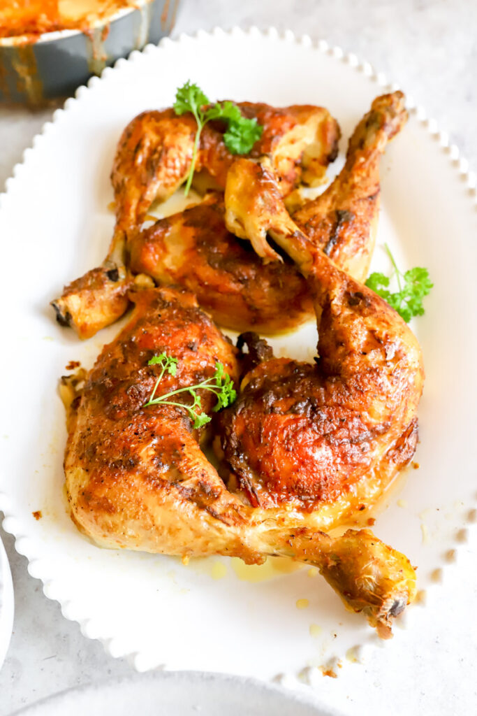 Twee kippenbouten in een witte kom.