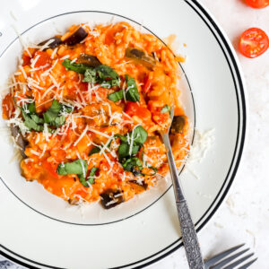Bord met risotto van tomaat en aubergine
