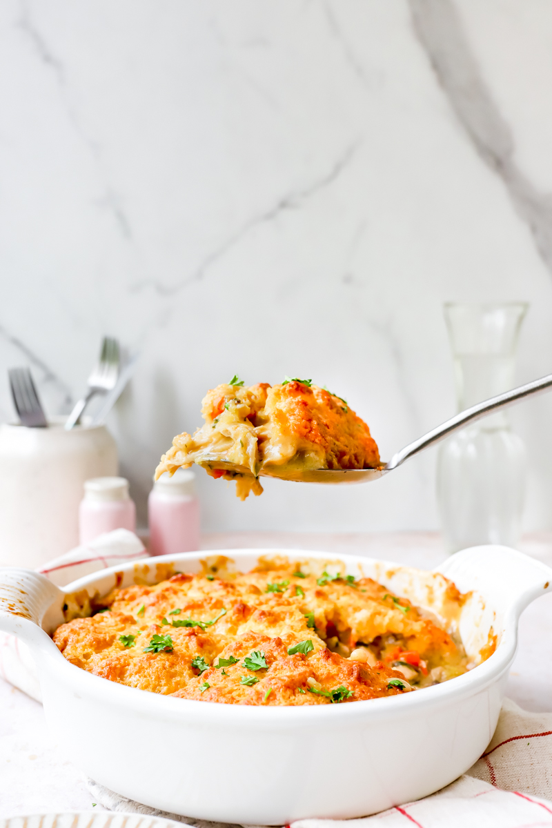 Romige kippenvulling onder krokant gebakken deeg