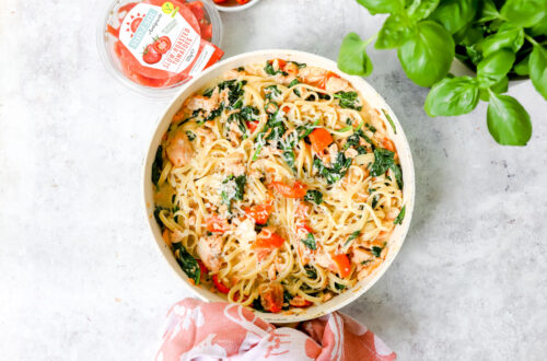 Pan met romige pasta met spinazie en zalm