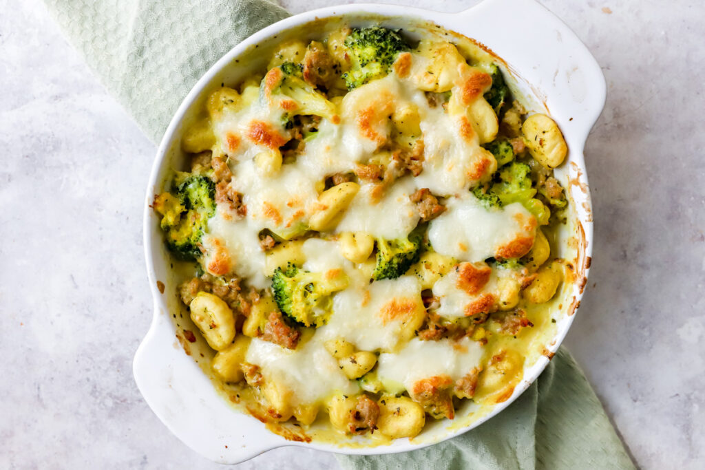 Goudbruin gegratineerde pastaschotel met mozzarella, vlees en groenten.