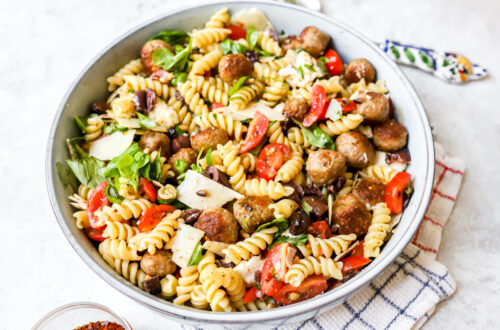 grote kom pastasalade met mini gehaktballetjes, mozzarella, parmezaan, tomaatjes, pijnboompitten en heel veel basilicum.