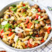 grote kom pastasalade met mini gehaktballetjes, mozzarella, parmezaan, tomaatjes, pijnboompitten en heel veel basilicum.