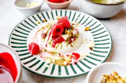 Panna Cotta gemaakt van geitenkaas, melk en yoghurt. Afgewerkt met pistachepasta, frambozencoulis, frambozen, witte chocolade en pistachenoten.